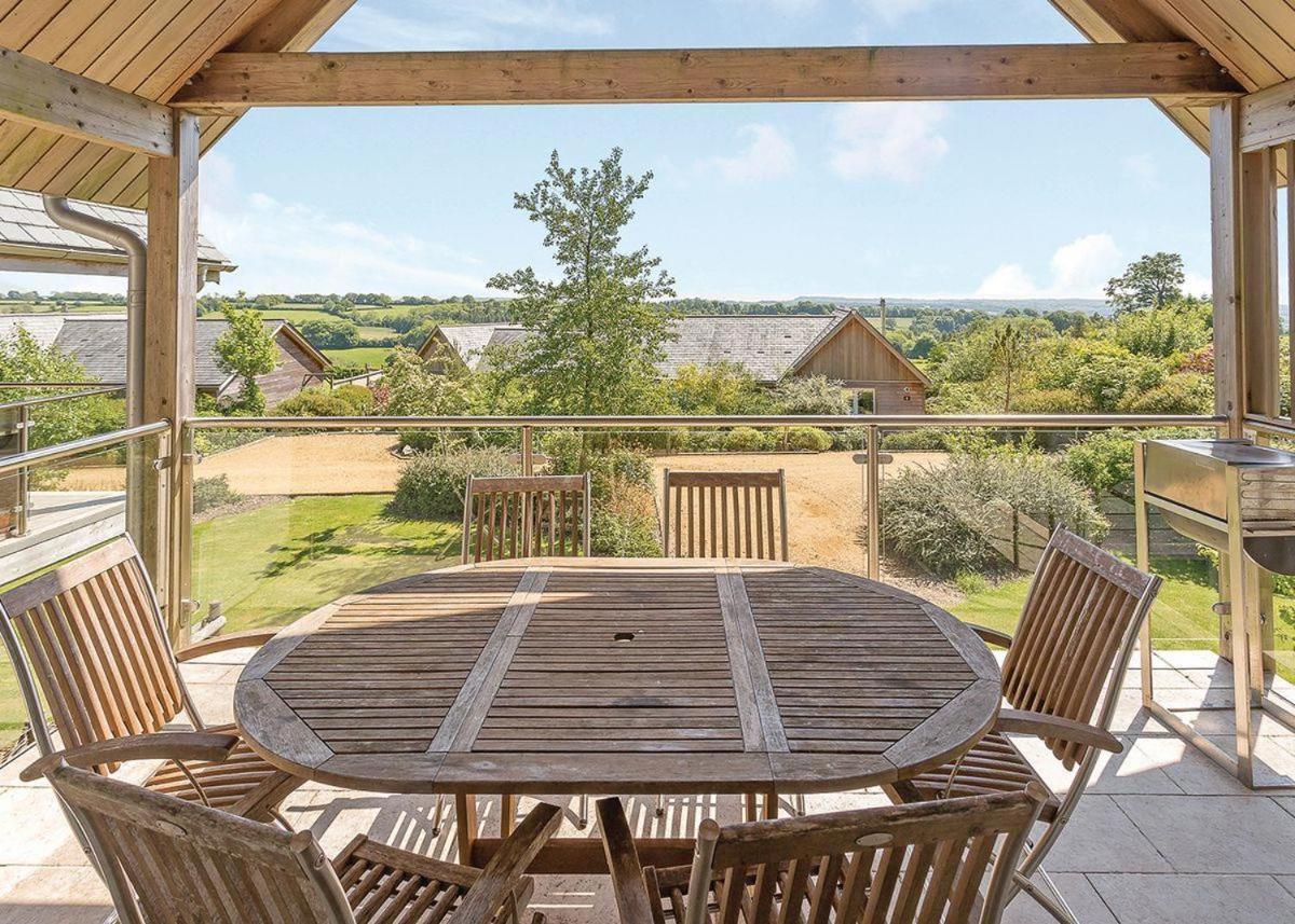 Swandown Lodges Chard Exterior photo